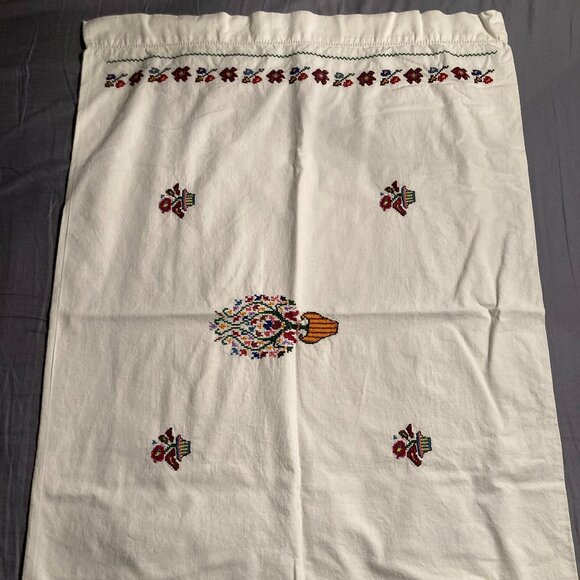 Vintage Hand-Embroidered Pillowcase Set – Floral Basket Design - Picture 2 of 8